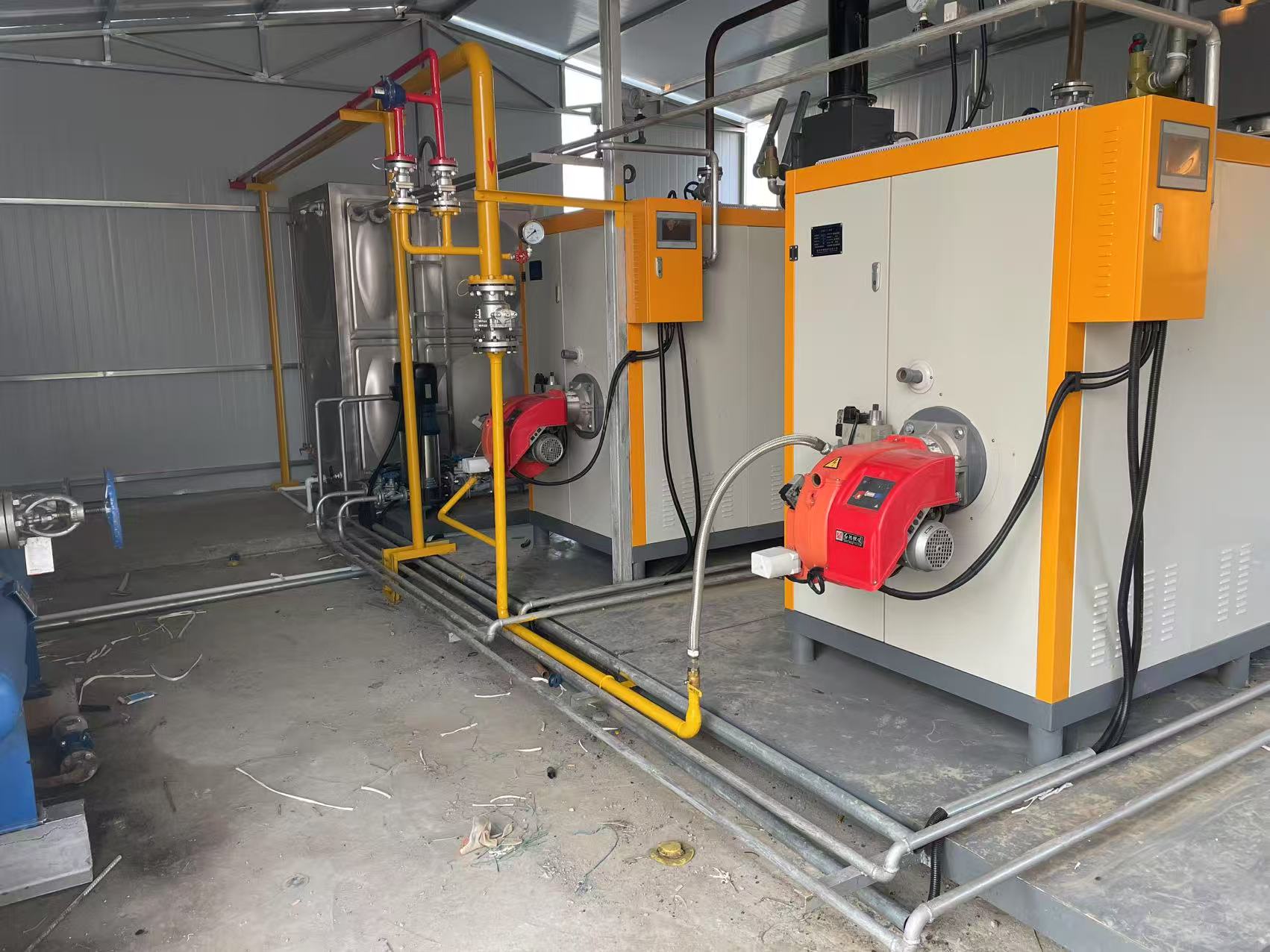 如皋廚房垃圾處理設(shè)備安裝工地實(shí)景！配套2臺(tái)500公斤免檢蒸汽發(fā)生器。